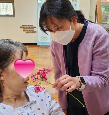 오늘은 어르신과 산책을 통해 봄 꽃과 봄 햇살을 느껴보았습니다.
먼저 원예공간에 피어있는 꽃 향기를 맡아보며 계절 '봄'을 알려드렸습니다.
밖으로 나가 따스한 봄 햇살을 온몸으로 받아보고, 
새 지저귀는 소리, 푸릇한 나무들을 보며 봄을 느껴보았답니다✿