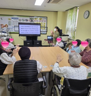 안녕하세요~   반갑습니다!  인사로  프로그램 시작을 알려드렸습니다.
하루가 다르게 초록 옷으로 갈아입는 봄을 맞아 
봄에 볼 수 있는 곤충 사진을 보여드리고  [어떤 곤충일까요? 곤충 이름이 무엇이죠?]  질문드리고
