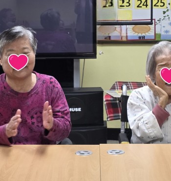 ❁ 손과 눈의 협응 능력을 강화하고, 정서적 안정감을 찾을 수 있는 미술 활동.
*  인사 나누기 -  오늘의 날짜 알아보기,우리모두다함께 손유희
*  인지 활동  - 교통수단 알아보기
*  미술 활동 -비행기 색종이 접기
*  완성된 작품이 무엇인지 알아보기
* 소감 나누기 및 마무리

❁ 교통수단에 대해 알아보고 색종이의 색을 탐색해 보고 활동~시작~!!
    설명에 따라 색종이를 접으시면서 방향을 찾지 못하시는 모습이 보이시기도 함
    큰색종이, 작은색종이를 접으시면서 접는 방법을 익히시는 분도 계심
    접은 비행기를 서로 날려보시면서 즐거움을 표현하시고 활동이 끝난 후  박수를 치시면서  웃으심 (●'◡'●)