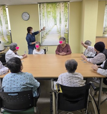 ❁ 손과 눈의 협응 능력을 강화하고, 정서적 안정감을 찾을 수 있는 미술 활동.
*  인사 나누기 -  오늘의 날짜 알아보기, 우리모두다함께 손유희
*  인지 활동  - 다양한 나무 알아보기
*  미술 활동 - 꽃 나무 만들기
*  완성된 작품이 무엇인지 알아보기
* 소감 나누기 및 마무리

❁ 다양한 나무에 대해 알아보고 꽃 모양의 색을 탐색해 본 다음~원하는 색의 꽃 모양을 선택하셔서 활동~시작~!!
    원하는 곳에 꽃을 붙이시면서 어떤 모습이 될지 궁금함을 표현하심
   꽃이 떨어져 있는 모습, 떨어지고 있는 모습, 예쁘게 피어있는 모습 다양하게 표현해 보심
   작품이 완성되자  서로의 작품에 대해서 칭찬하시면서 활동을 마무리 하심 
  오늘도 즐거웠습니다.~~감사합니다.(●'◡'●)